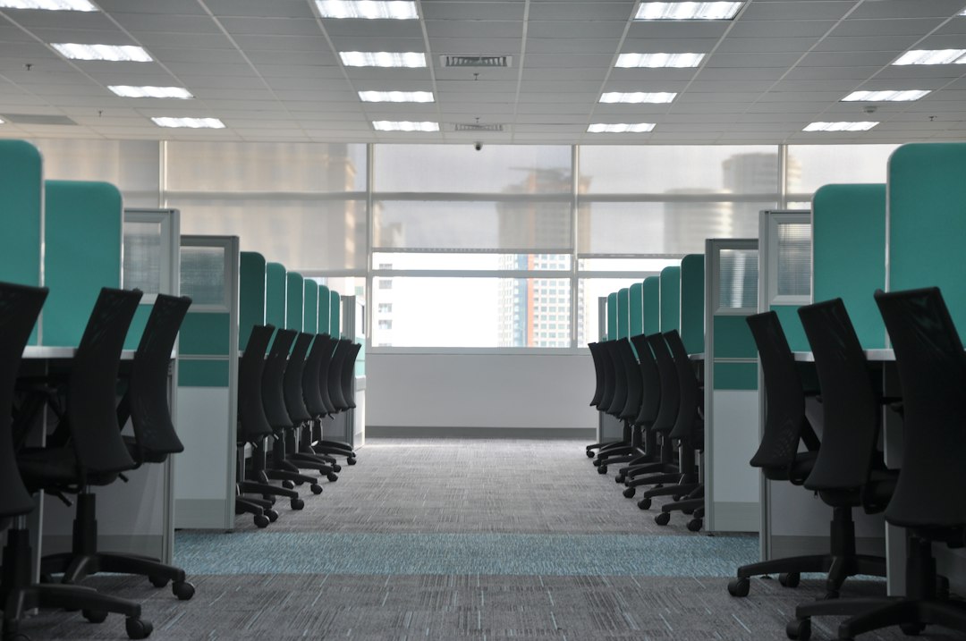 Dipendente assente senza dimettersi: cosa può fare il datore di lavoro?